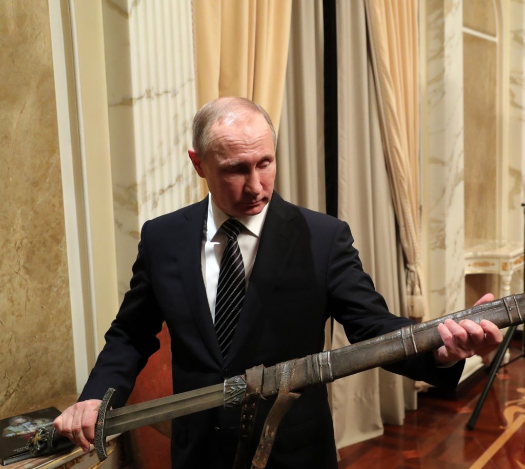 Необычные подарки Путину: от стола ручной работы до пододеяльника